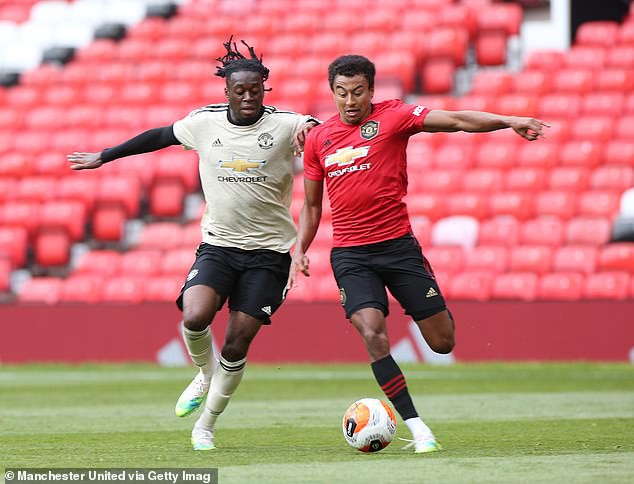luke shaw khoe lap cu dup trong tran hoa 4-4 cua mu o old trafford hinh 1