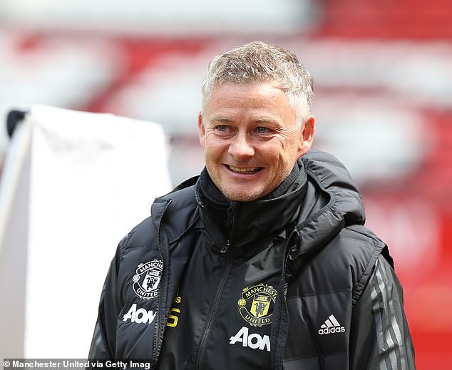 luke shaw khoe lap cu dup trong tran hoa 4-4 cua mu o old trafford hinh 7