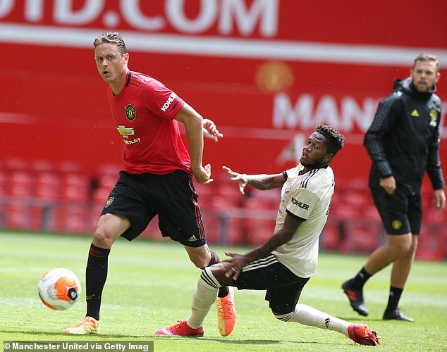 luke shaw khoe lap cu dup trong tran hoa 4-4 cua mu o old trafford hinh 6
