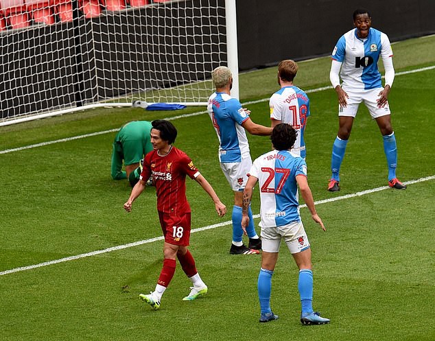 minamino ghi ban, liverpool dai thang truoc khi premier league tro lai hinh 3
