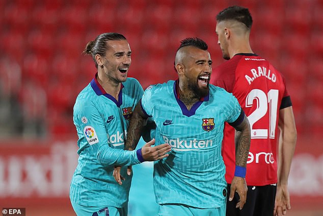 barca da khong khan gia, fan cuong van lao vao san tiep can messi hinh 7