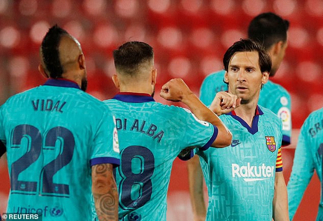 barca da khong khan gia, fan cuong van lao vao san tiep can messi hinh 5