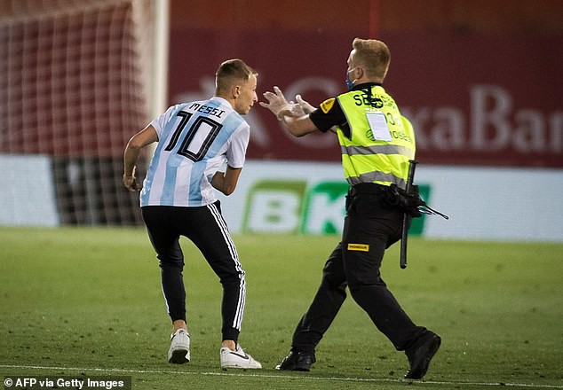 barca da khong khan gia, fan cuong van lao vao san tiep can messi hinh 1