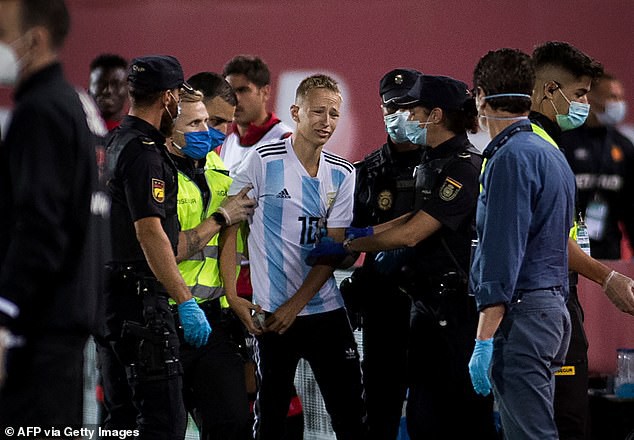 barca da khong khan gia, fan cuong van lao vao san tiep can messi hinh 4
