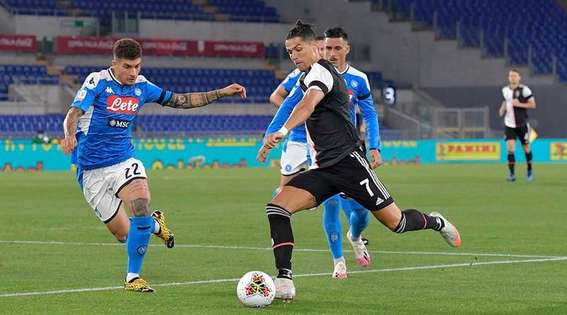 ronaldo gay that vong, juventus ngam ngui nhin napoli vo dich coppa italia hinh 2
