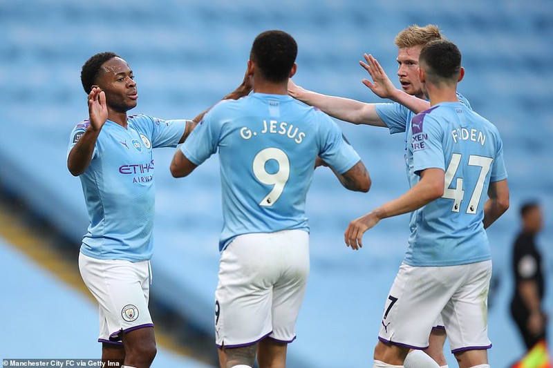 liverpool ra san nhu "mot vi than" va "cai ket bat ngo" truoc man city hinh 10