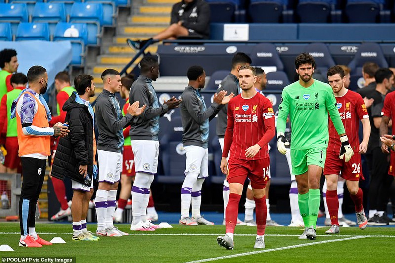 liverpool ra san nhu "mot vi than" va "cai ket bat ngo" truoc man city hinh 1
