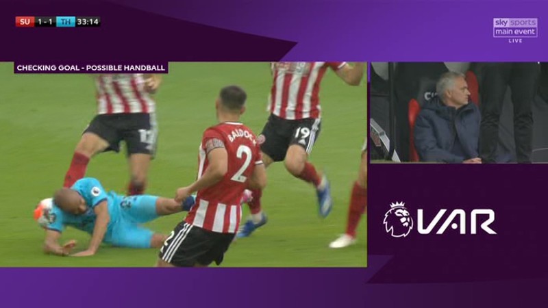 tottenham thua dau vi var, mourinho mia mai: "trong tai bi giau di mat roi" hinh 1