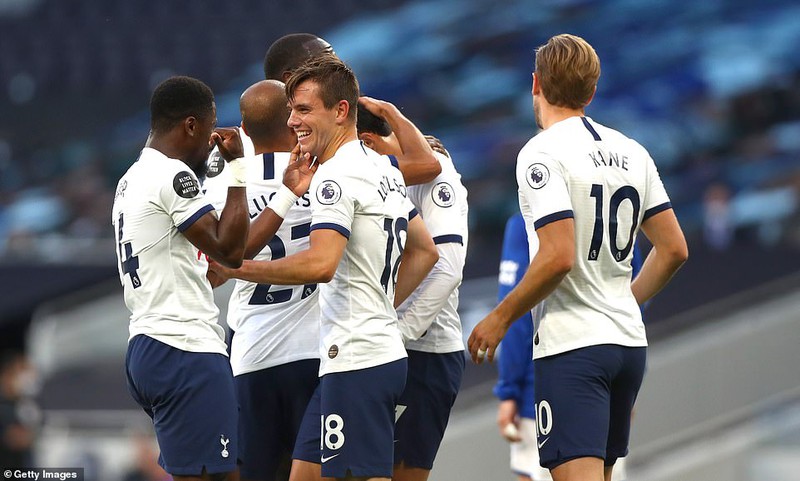 son heung min suyt danh nhau voi thu mon hugo lloris ngay tren san hinh 6