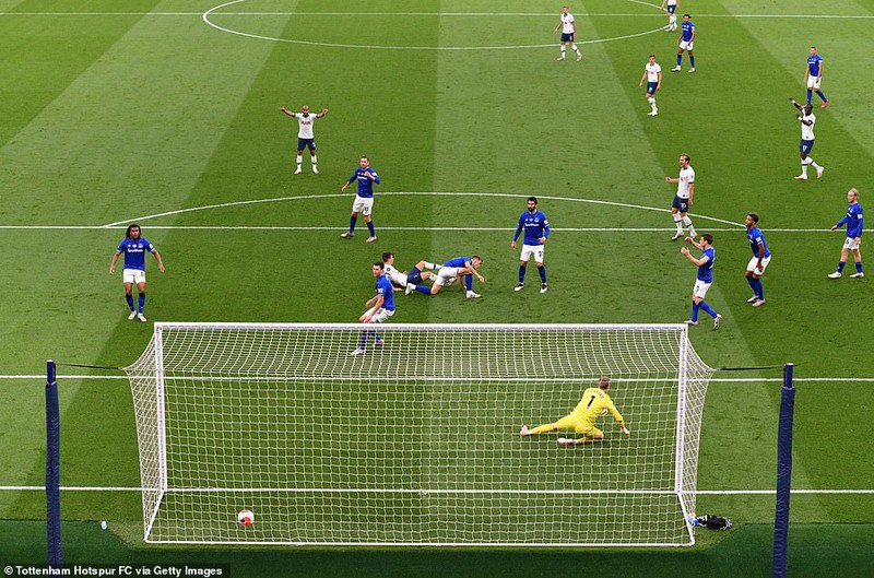 son heung min suyt danh nhau voi thu mon hugo lloris ngay tren san hinh 7