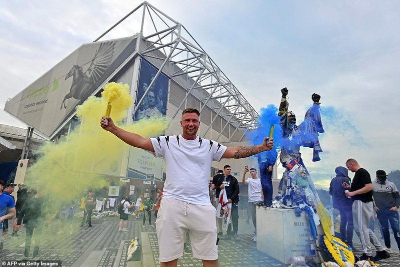 leeds tro lai premier league sau 16 nam, cdv tran ra duong dot phao sang hinh 4