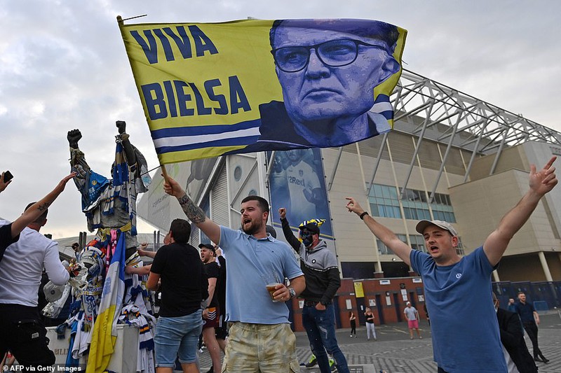 leeds tro lai premier league sau 16 nam, cdv tran ra duong dot phao sang hinh 1