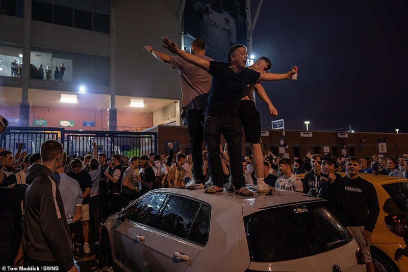 leeds tro lai premier league sau 16 nam, cdv tran ra duong dot phao sang hinh 5