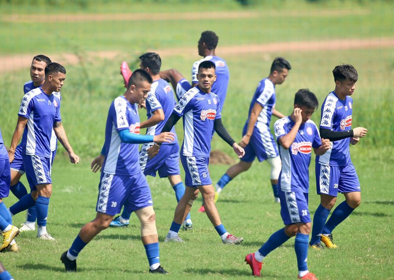 cong phuong, bui tien dung doi nang tap luyen truoc tran gap ha noi fc hinh 1