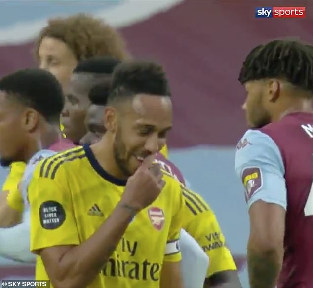 can canh: arsenal thung luoi vi aubameyang mai cuoi dua voi doi thu hinh 1