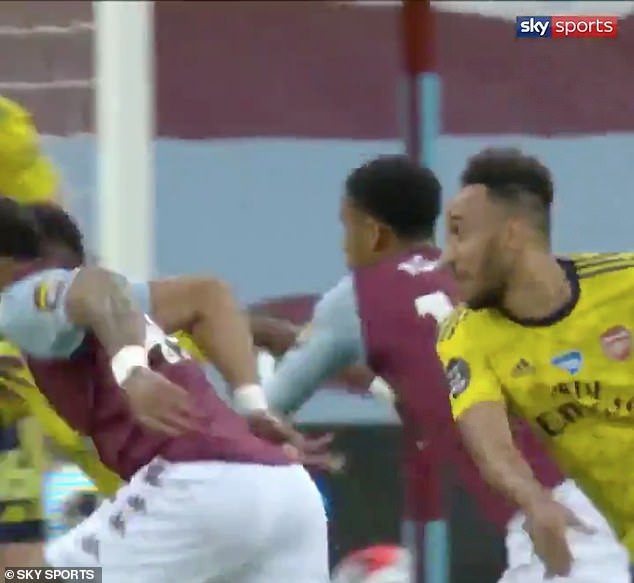 can canh: arsenal thung luoi vi aubameyang mai cuoi dua voi doi thu hinh 2