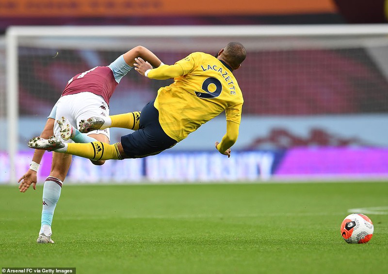 can canh: arsenal thung luoi vi aubameyang mai cuoi dua voi doi thu hinh 8