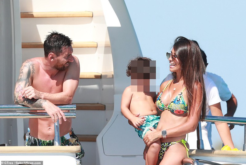 lionel messi khoe co bung 6 mui ben ba xa antonela boc lua hinh 1