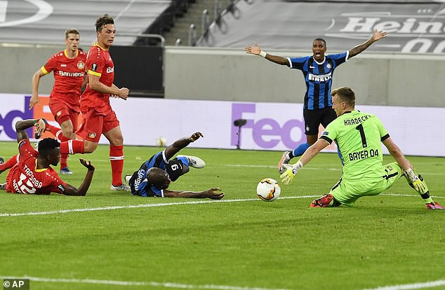 romelu lukaku toa sang, inter milan vao ban ket europa league hinh 3