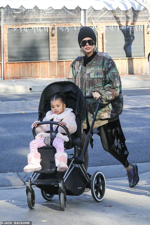 khloe kardashian gian di dua con gai cung di cho hinh 1