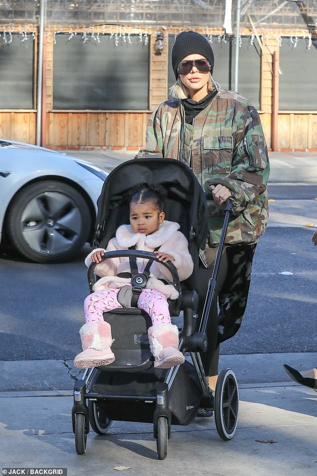 khloe kardashian gian di dua con gai cung di cho hinh 2