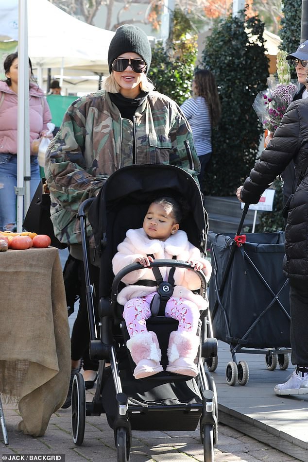 khloe kardashian gian di dua con gai cung di cho hinh 3