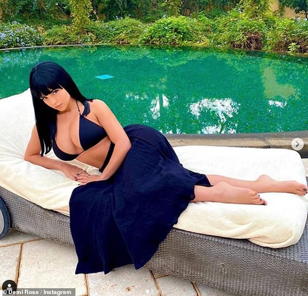 bong hong anh quoc demi rose khoe 3 vong "bong mat" voi bikini hinh 3