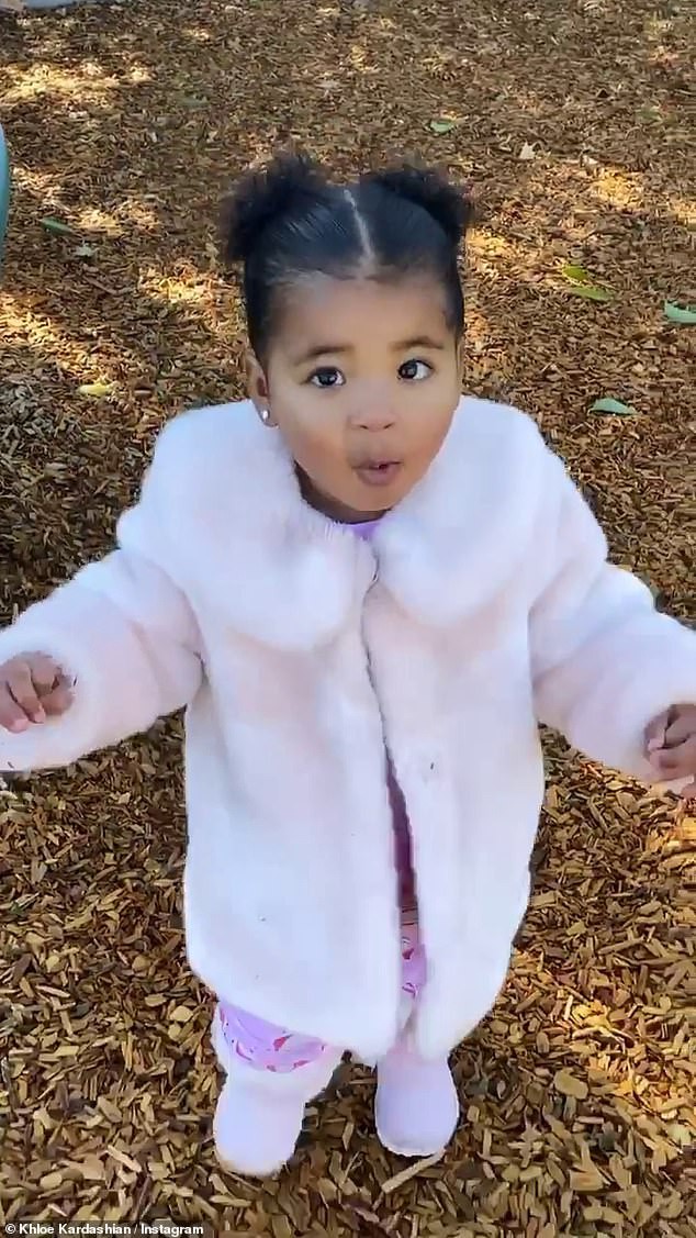 khloe kardashian gian di dua con gai cung di cho hinh 4