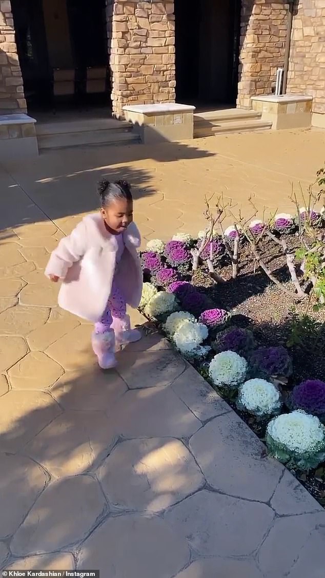 khloe kardashian gian di dua con gai cung di cho hinh 5