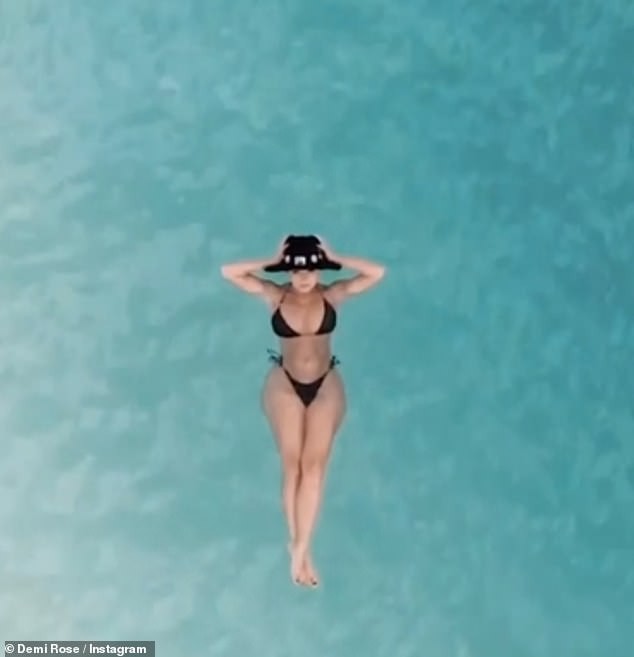 bong hong anh quoc demi rose khoe 3 vong "bong mat" voi bikini hinh 5