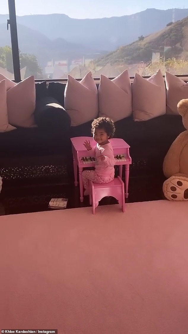 khloe kardashian gian di dua con gai cung di cho hinh 6