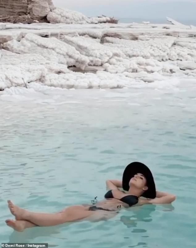 bong hong anh quoc demi rose khoe 3 vong "bong mat" voi bikini hinh 6