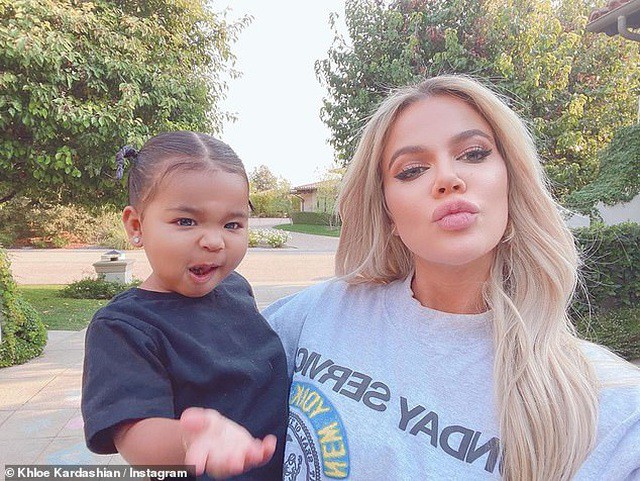 khloe kardashian gian di dua con gai cung di cho hinh 7