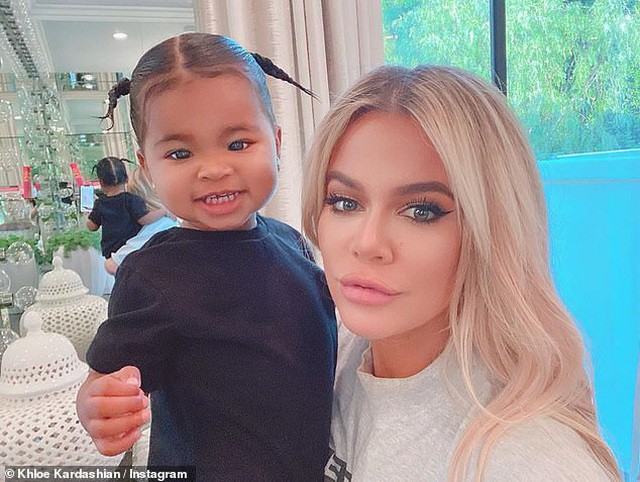 khloe kardashian gian di dua con gai cung di cho hinh 8