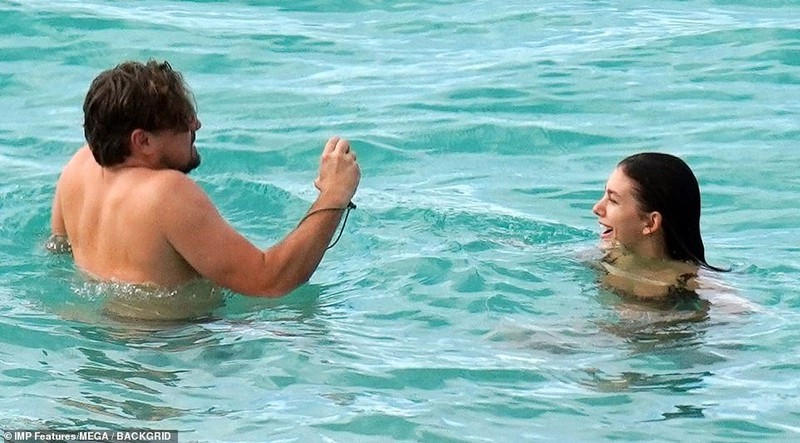 leonardo dicaprio lo "bung bia", vo tu vui dua cung ban gai tren bien  hinh 5