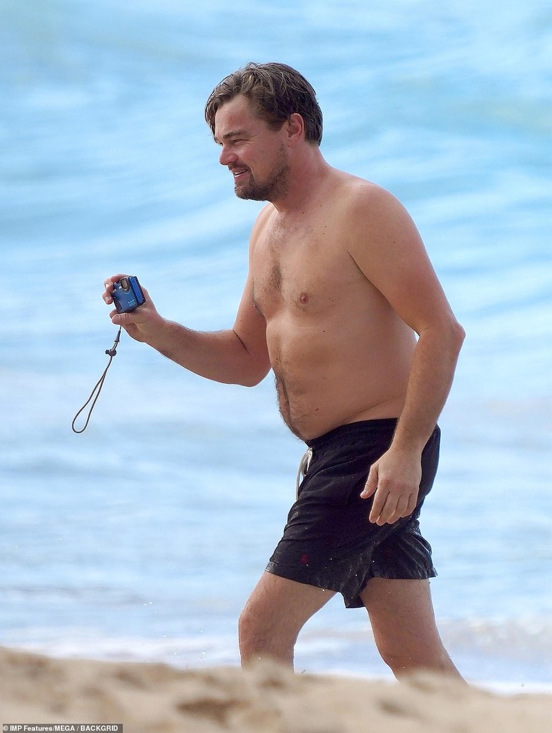 leonardo dicaprio lo "bung bia", vo tu vui dua cung ban gai tren bien  hinh 9