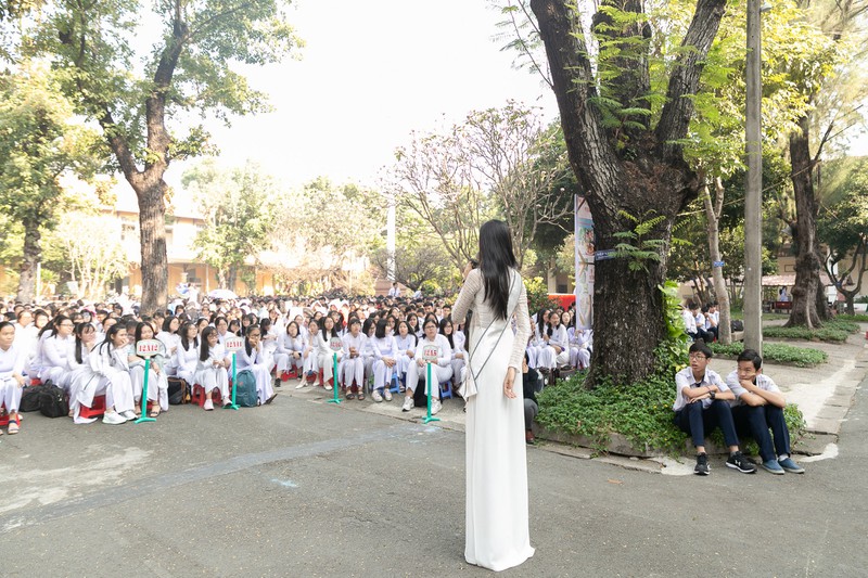 a hau thuy van ve truong cu, tri an thay co hinh 8