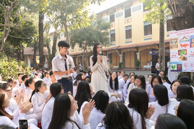 á hậu thúy vân về trường cũ, tri ân thầy cô hình 11 a hau thuy van ve truong cu, tri an thay co hinh 11