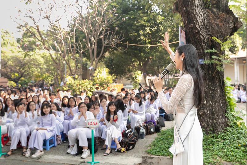 á hậu thúy vân về trường cũ, tri ân thầy cô hình 9 a hau thuy van ve truong cu, tri an thay co hinh 9