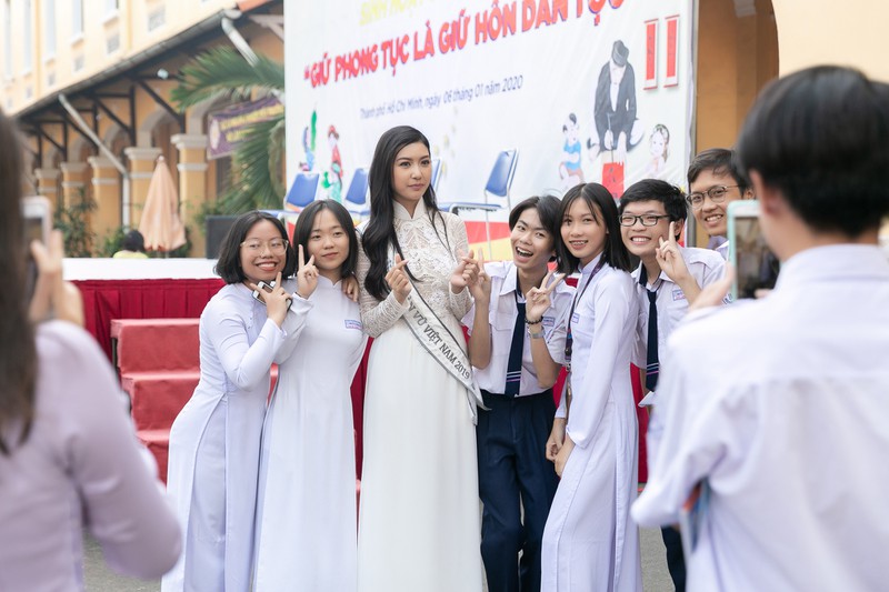 á hậu thúy vân về trường cũ, tri ân thầy cô hình 12 a hau thuy van ve truong cu, tri an thay co hinh 12