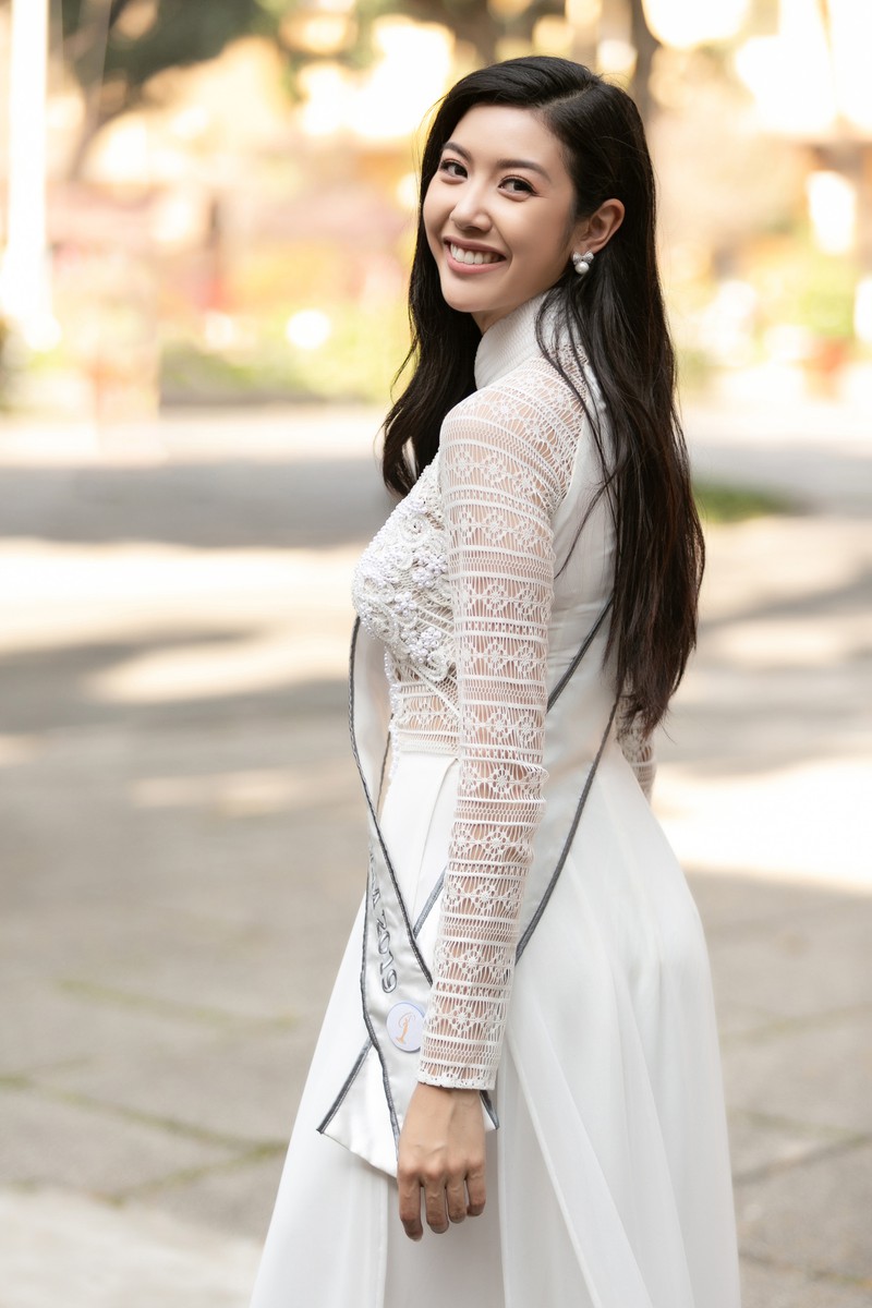 á hậu thúy vân về trường cũ, tri ân thầy cô hình 3 a hau thuy van ve truong cu, tri an thay co hinh 3