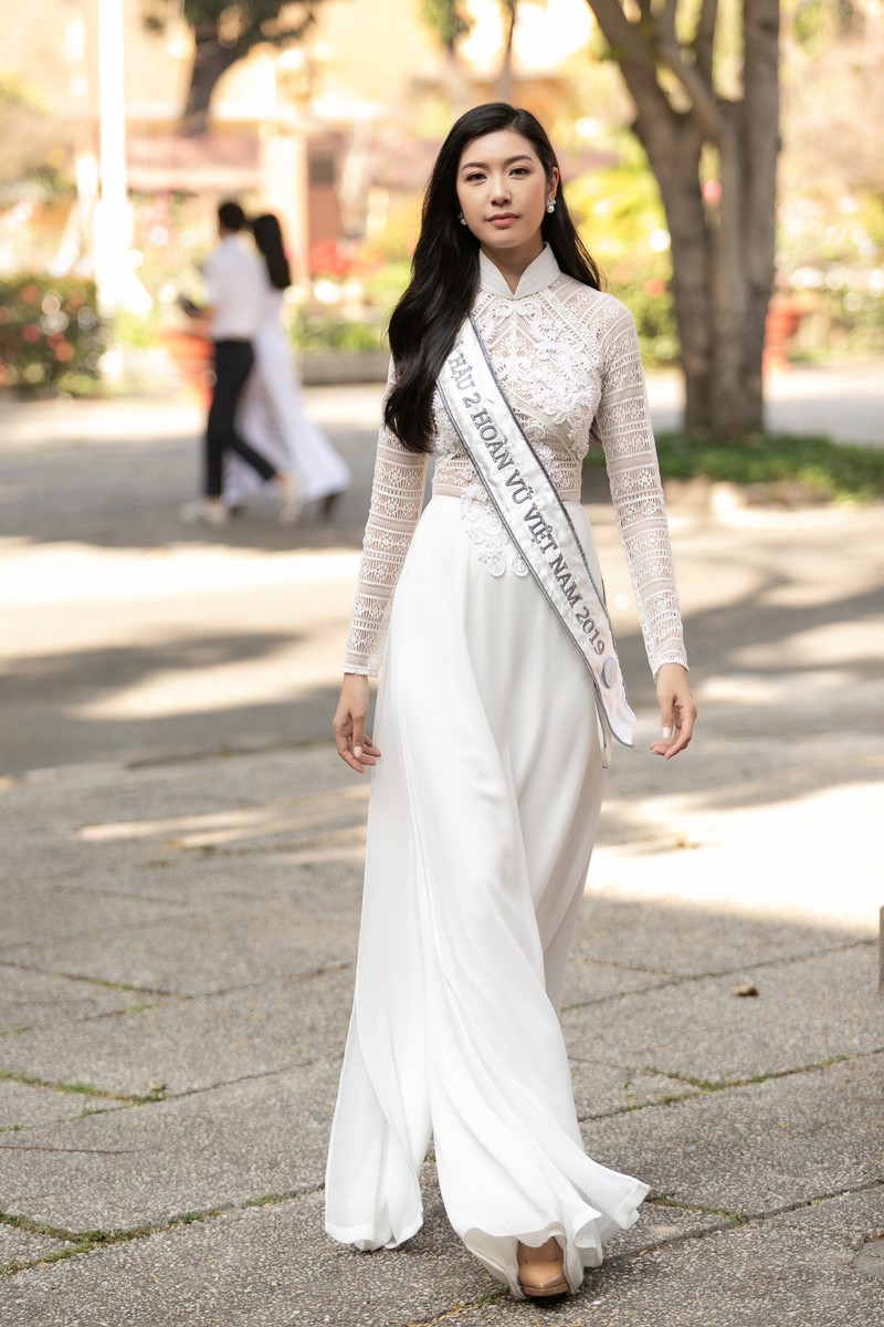 á hậu thúy vân về trường cũ, tri ân thầy cô hình 2 a hau thuy van ve truong cu, tri an thay co hinh 2
