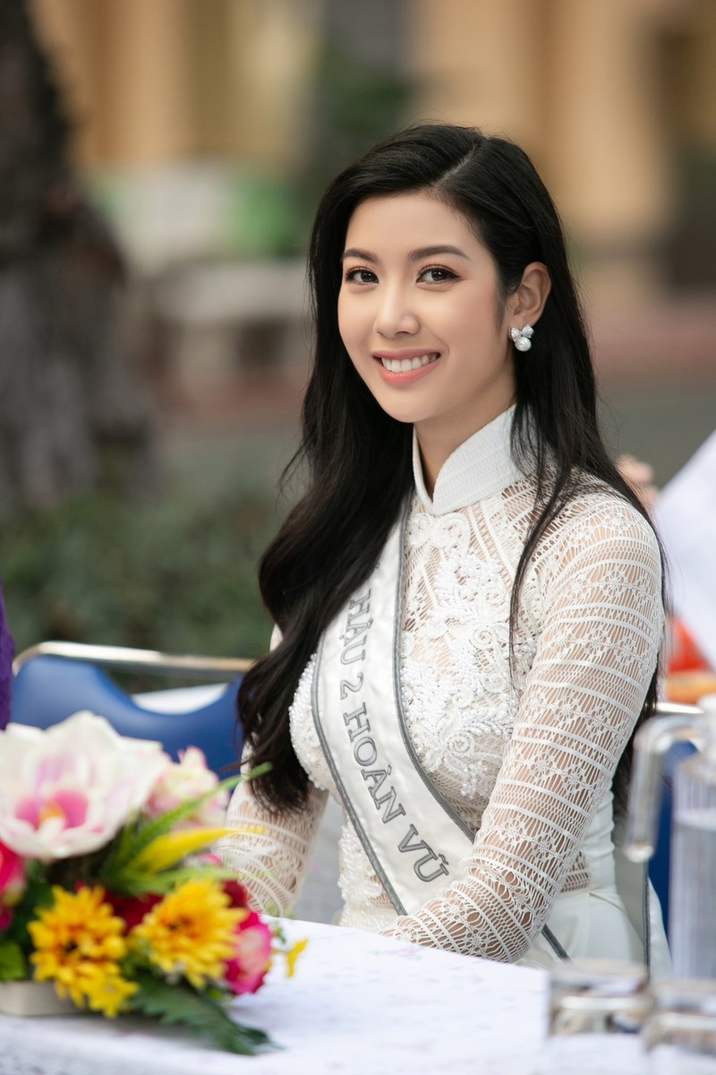 á hậu thúy vân về trường cũ, tri ân thầy cô hình 4 a hau thuy van ve truong cu, tri an thay co hinh 4