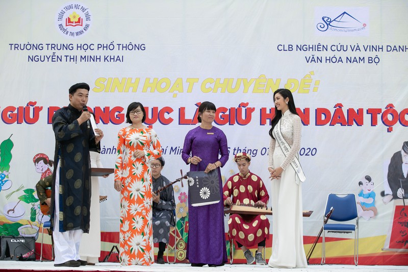 á hậu thúy vân về trường cũ, tri ân thầy cô hình 5 a hau thuy van ve truong cu, tri an thay co hinh 5