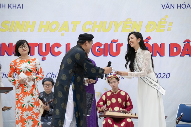 a hau thuy van ve truong cu, tri an thay co hinh 6