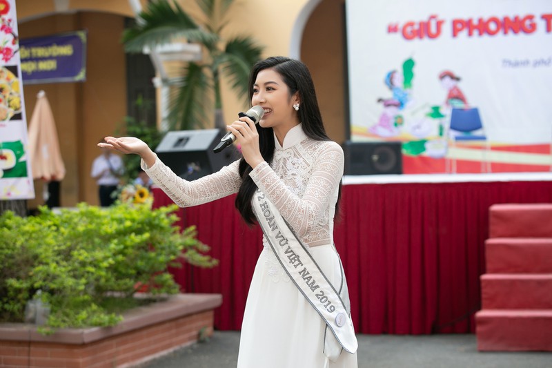 á hậu thúy vân về trường cũ, tri ân thầy cô hình 7 a hau thuy van ve truong cu, tri an thay co hinh 7