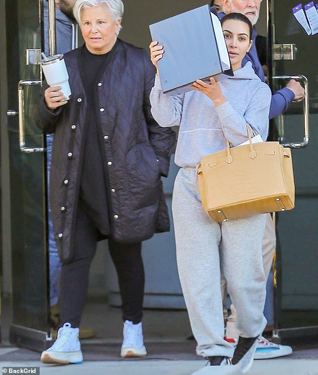kim kardashian khong trang diem, lien tuc che mat khi buoc ra pho hinh 1