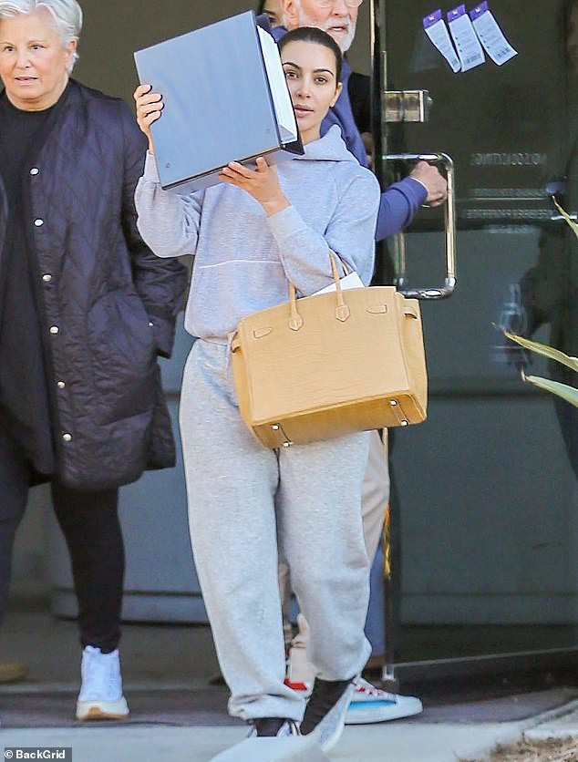 kim kardashian khong trang diem, lien tuc che mat khi buoc ra pho hinh 4