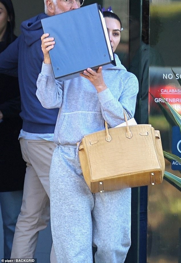kim kardashian khong trang diem, lien tuc che mat khi buoc ra pho hinh 5