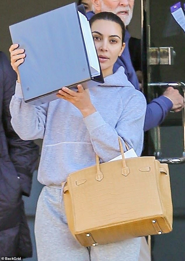 kim kardashian khong trang diem, lien tuc che mat khi buoc ra pho hinh 6